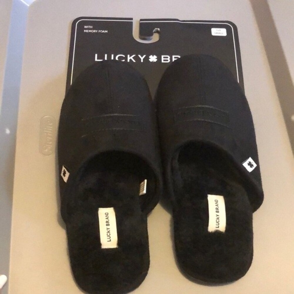 Mens lucky brand slippers with memory foam size small (7-8)
